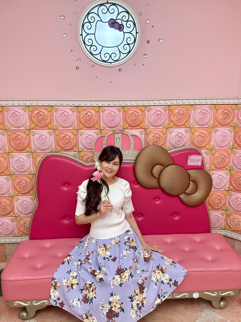 大分ハーモニーランドキティキャッスルの中のフォトスポット(キティのソファ)