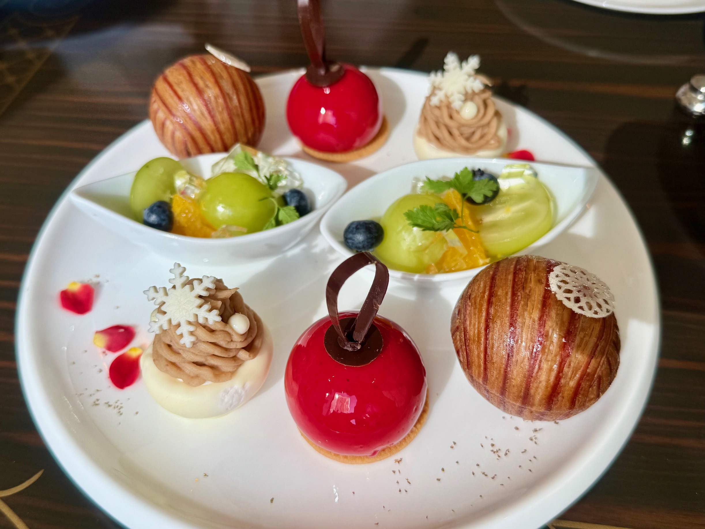 帝国ホテル「ホリデーアフタヌーンティー”LUXE”」上段のスイーツ