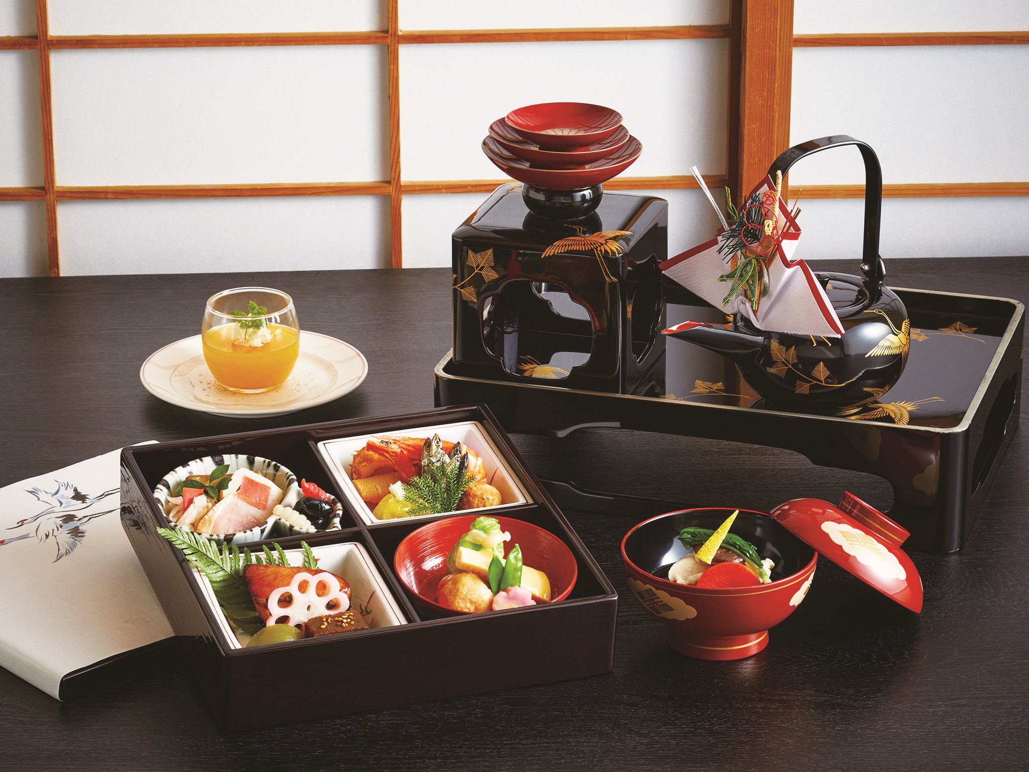 【ロイヤルパークホテル】「ホテルでおせち」「新春 満福団らんブッフェ」「ホテル最上階で楽しむ新春ランチブッフェ」