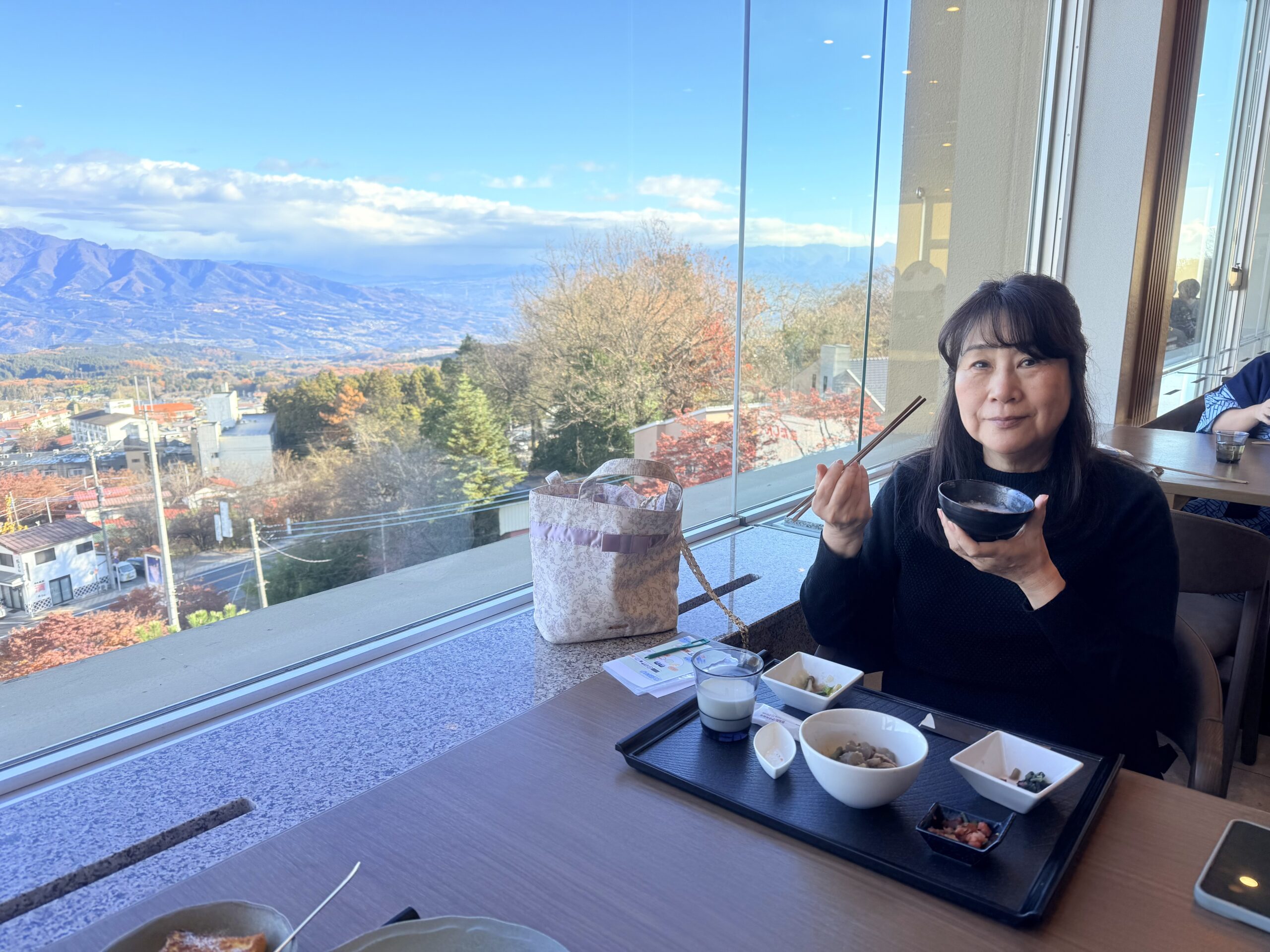 群馬県・伊香保温泉「ホテル木暮」朝食ビュッフェ会場のテーブル席からの景色