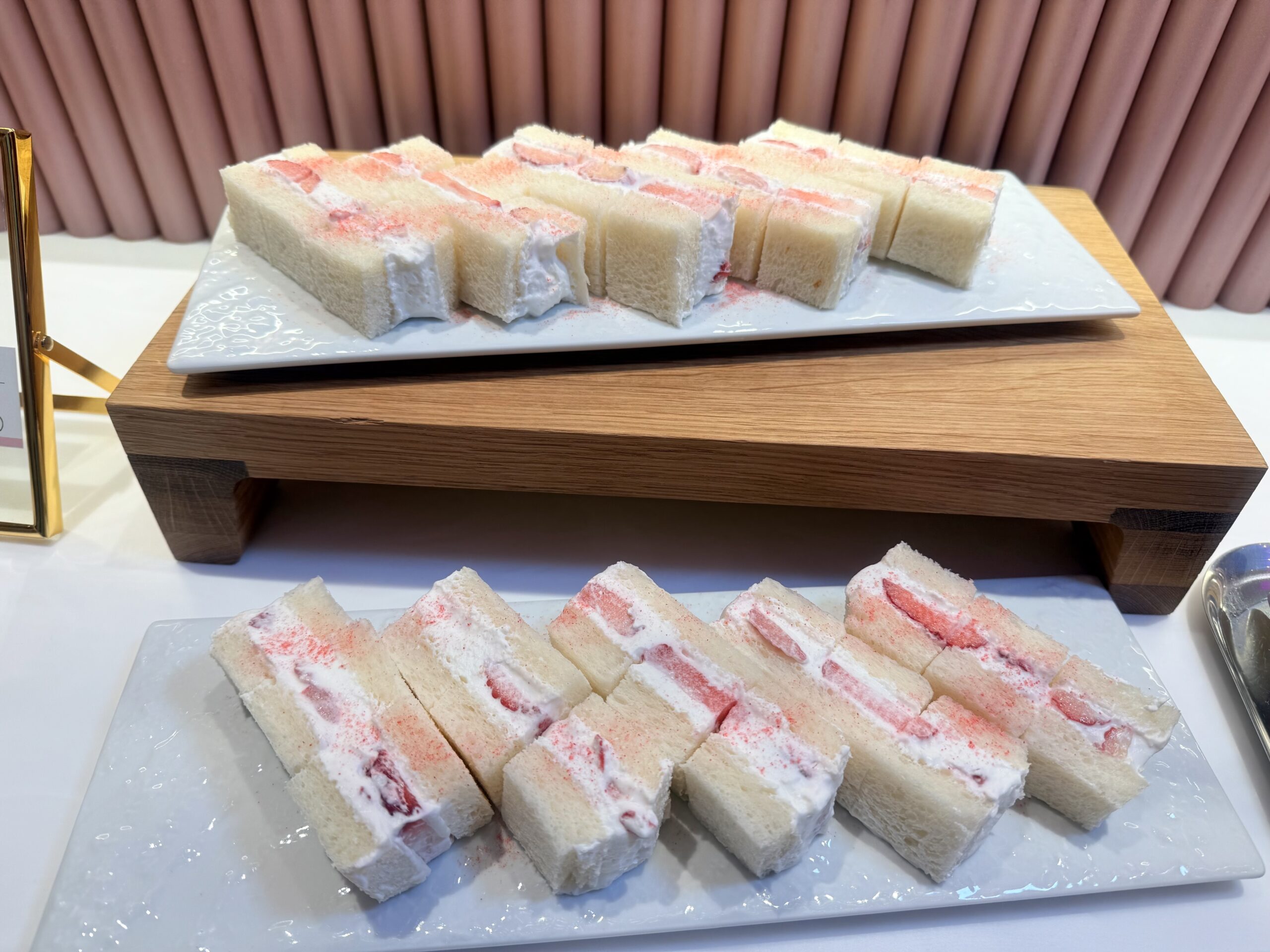 ウェスティン横浜恋するいちごビュッフェいちごのサンドイッチ