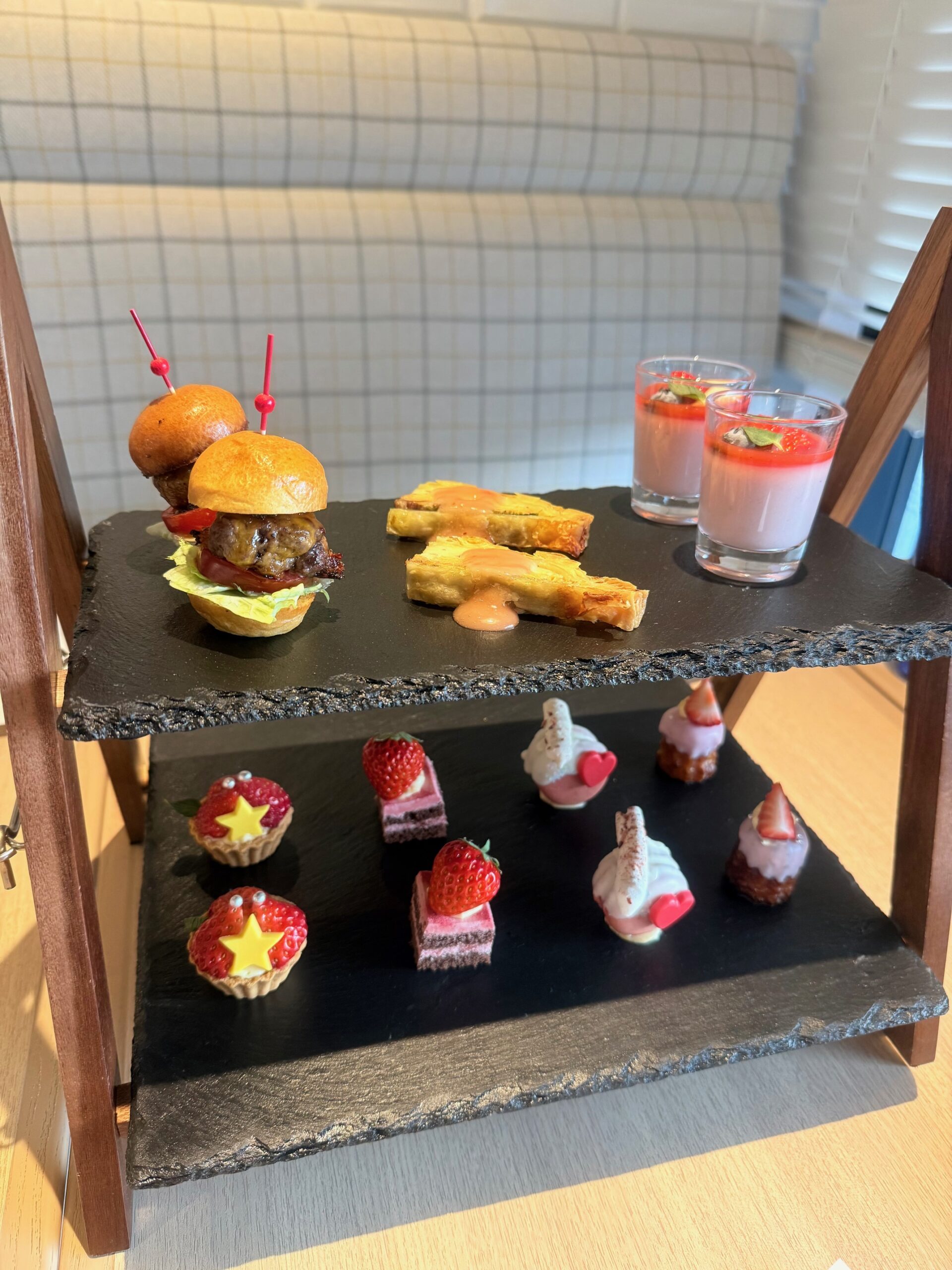 ダブルツリーバイヒルトン東京有明ストロベリーアフタヌーンティーのティースタンド