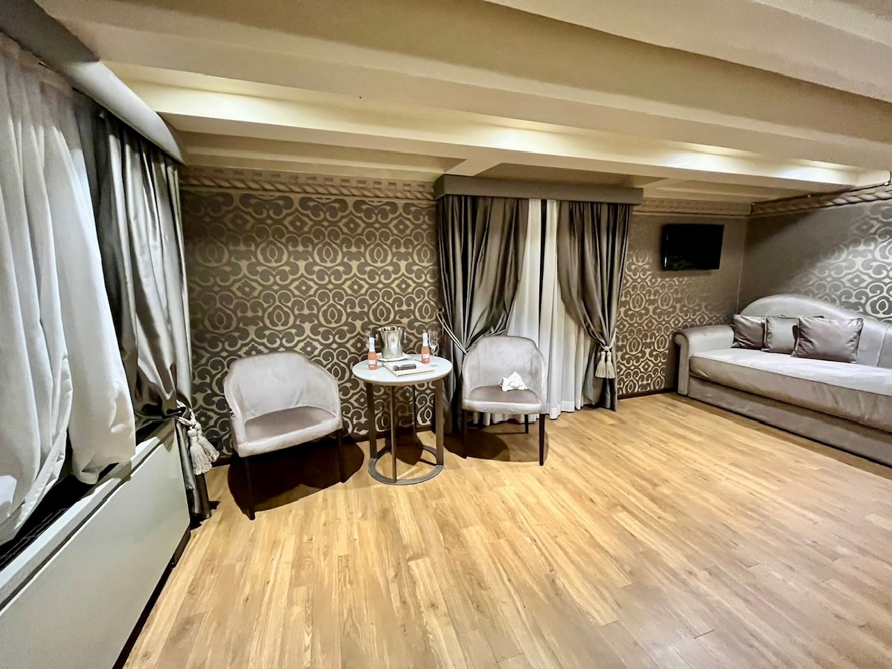 ホテル・ドナ・パレス（Hotel Dona Palace）の客室のテーブルとソファ