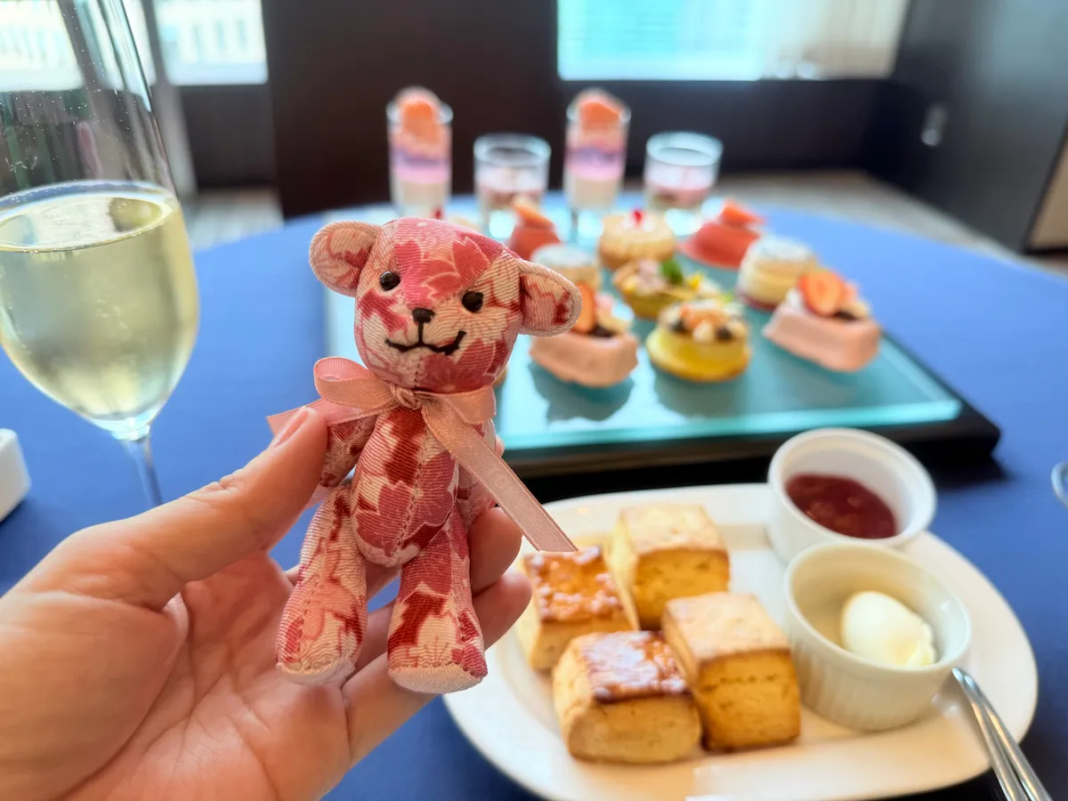 コンラッド東京 桜ストロベリーアフタヌーンティー with ロンジン桜コンラッドベア