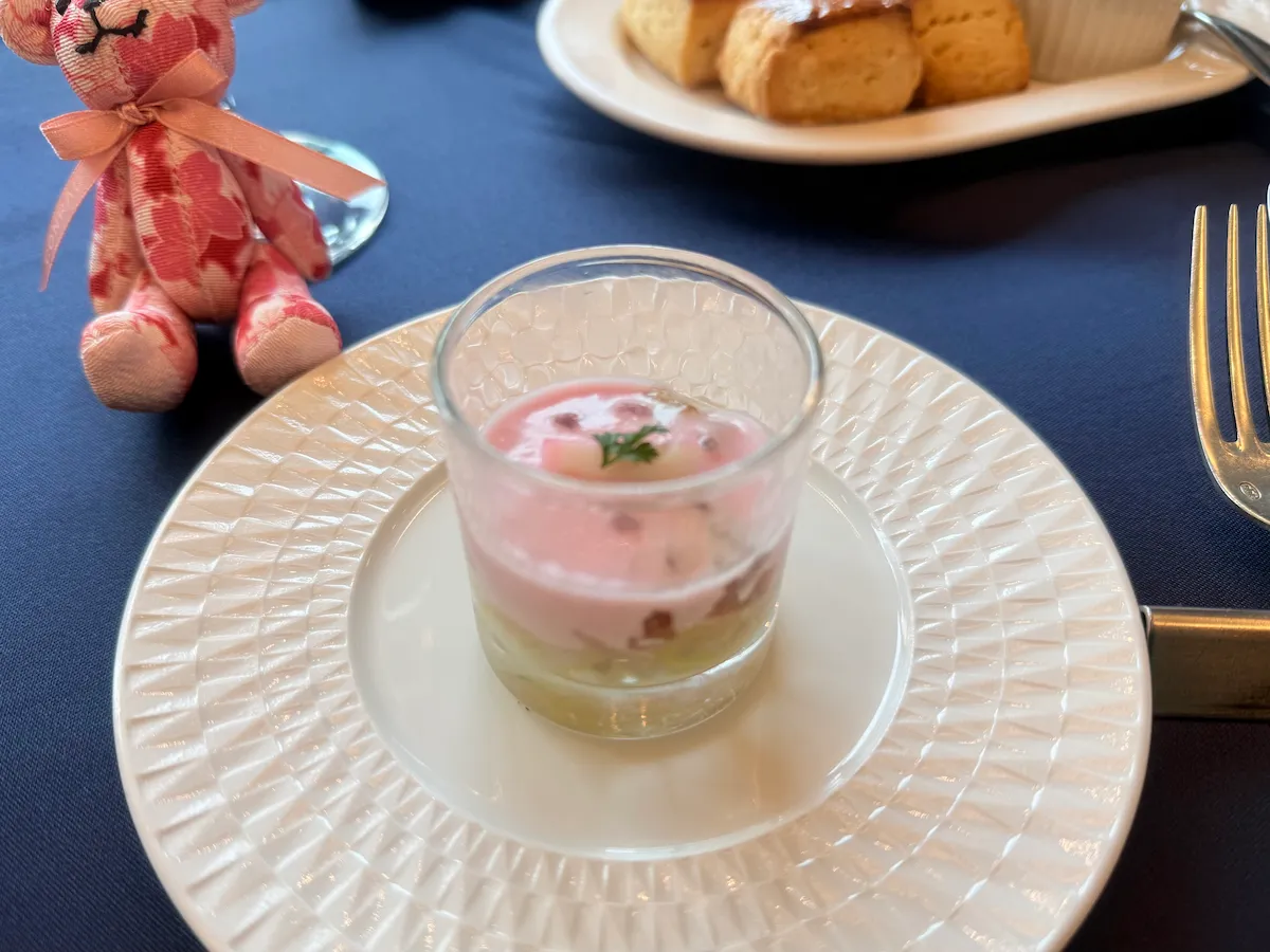 コンラッド東京 桜ストロベリーアフタヌーンティー with ロンジン「新玉ねぎのブルーテとつぶ貝のタルタル」