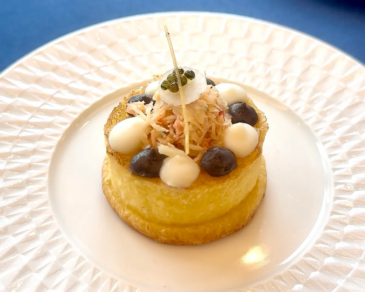 コンラッド東京 桜ストロベリーアフタヌーンティー with ロンジン「蟹のブリオッシュムースリーヌ」