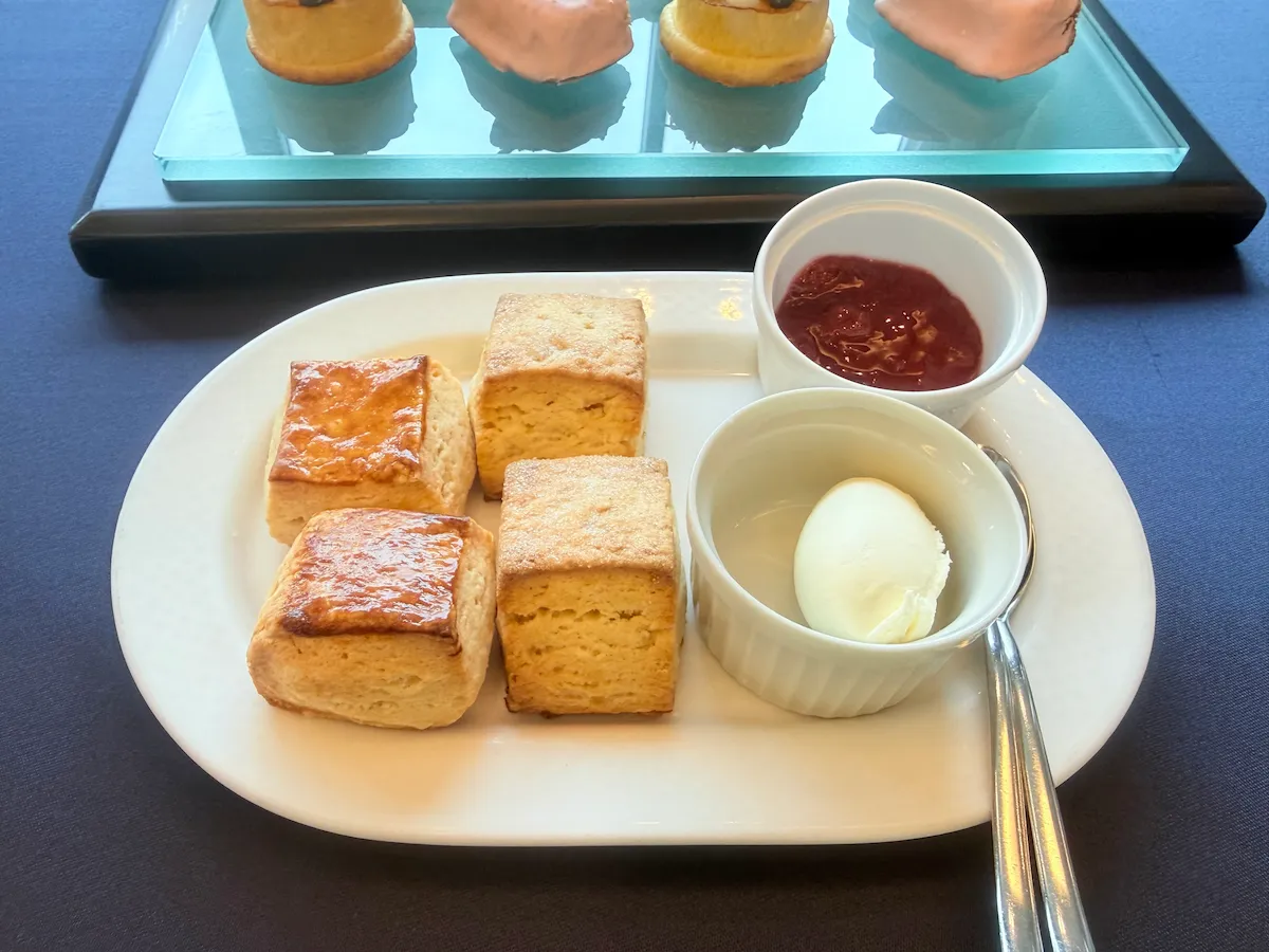 コンラッド東京 桜ストロベリーアフタヌーンティーのスコーン