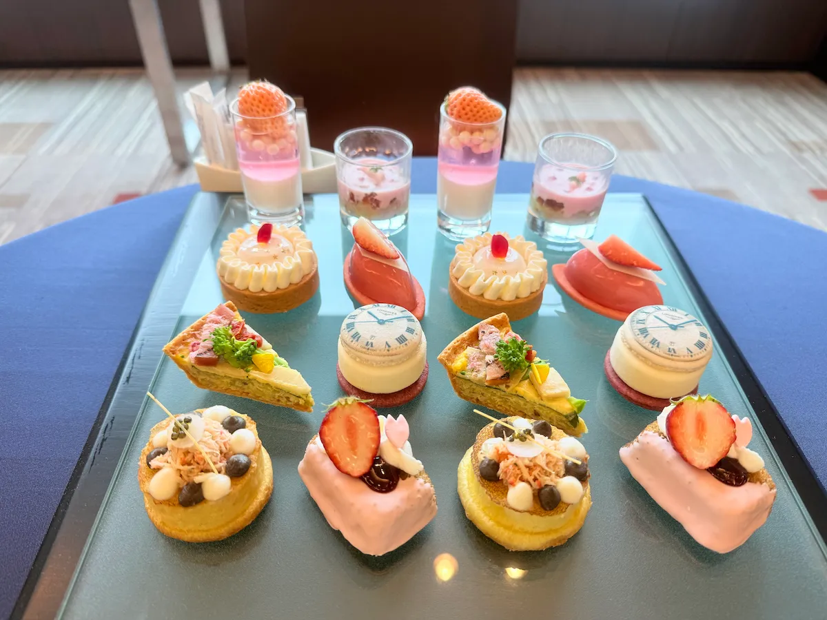 コンラッド東京 桜ストロベリーアフタヌーンティーのスイーツ