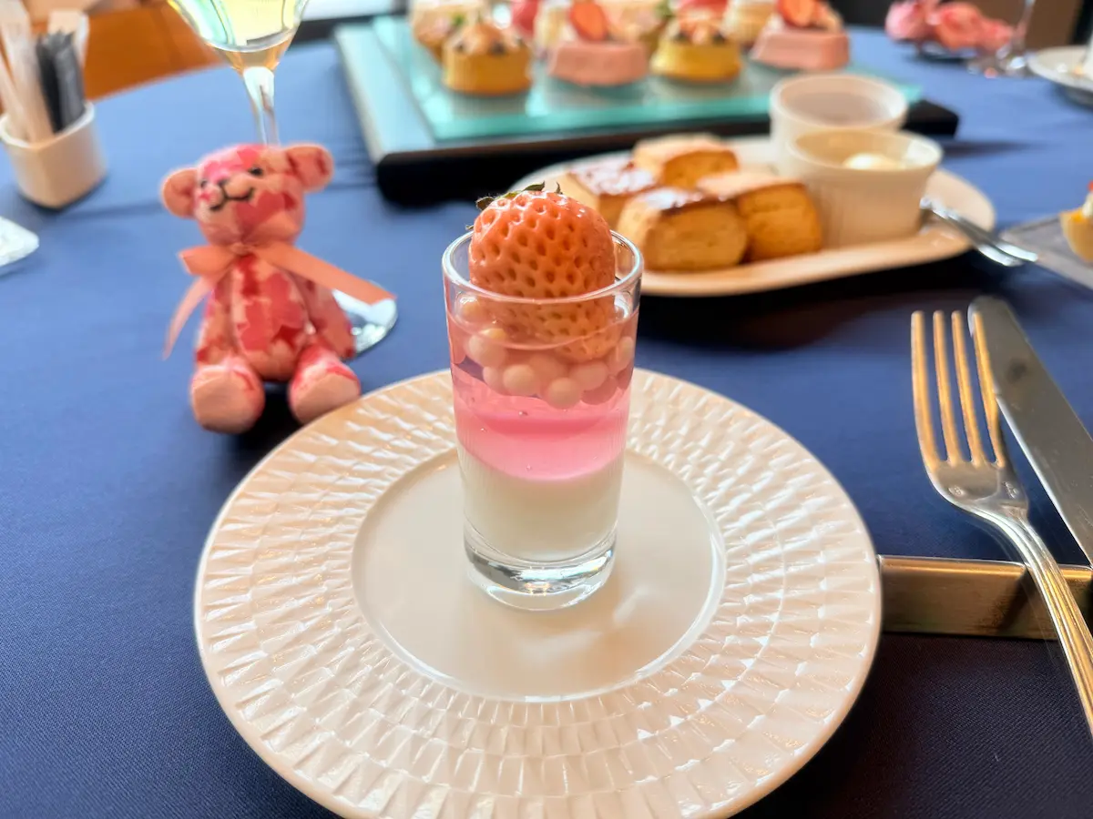 コンラッド東京 桜ストロベリーアフタヌーンティー with ロンジン「桜のヴェリーヌ」
