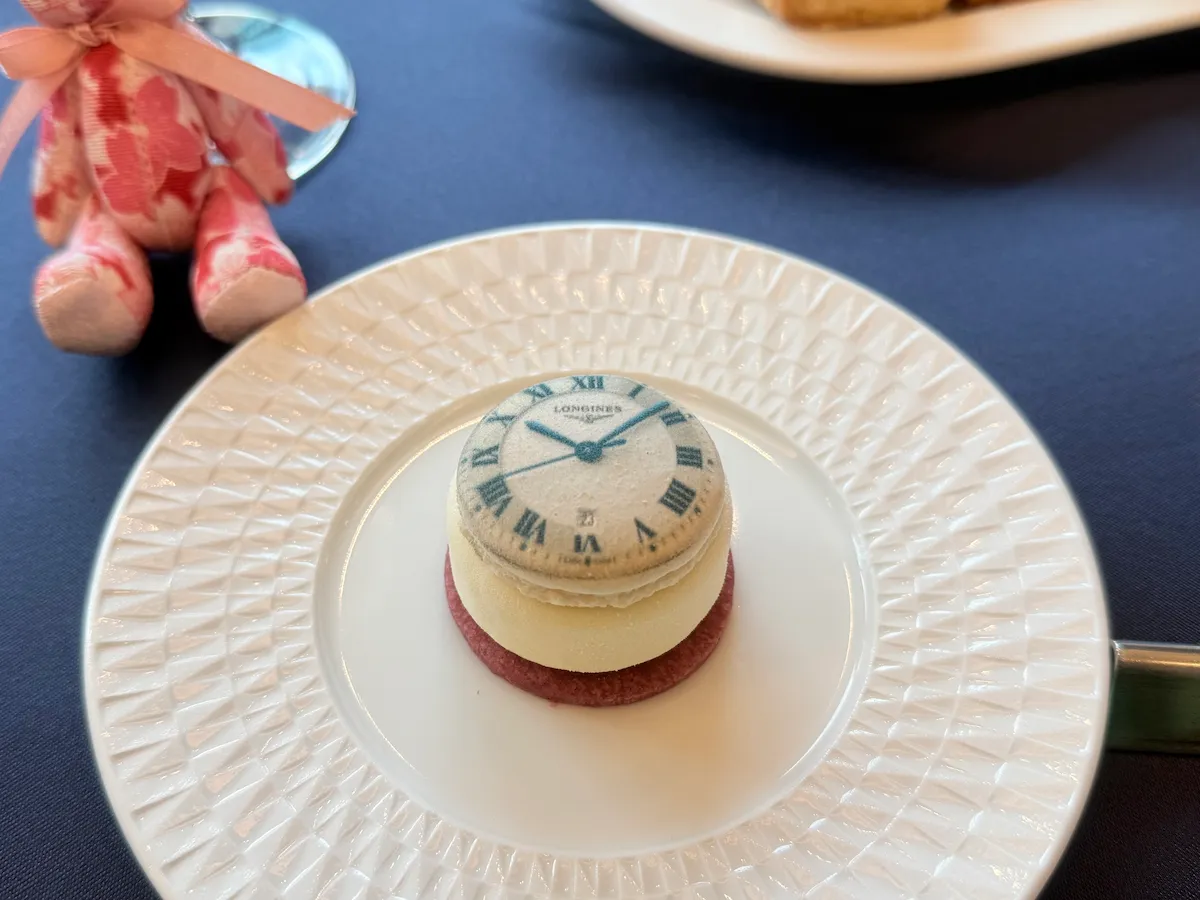 コンラッド東京 桜ストロベリーアフタヌーンティー with ロンジン「レアチーズケーキブルーベリージャム」
