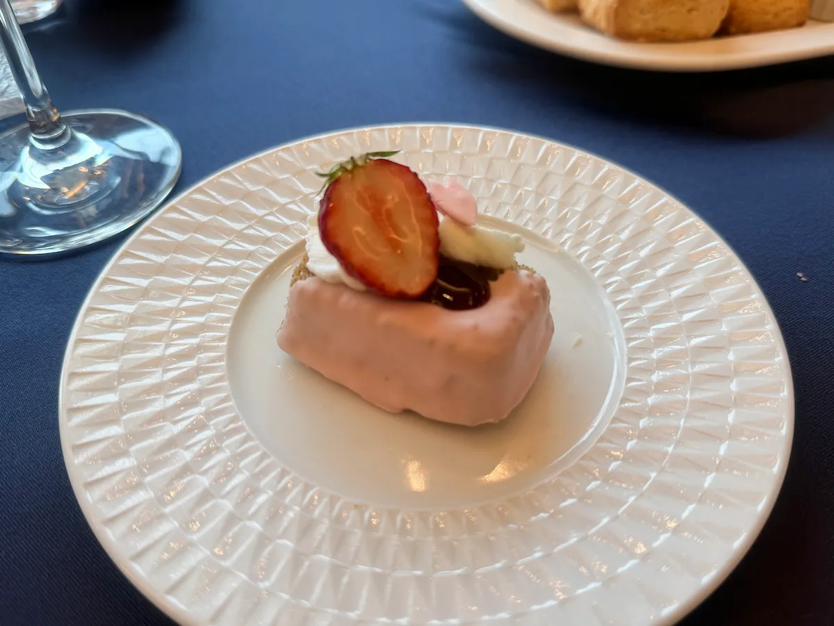 コンラッド東京 桜ストロベリーアフタヌーンティー with ロンジン「紅茶とクランベリーのパウンドケーキ」