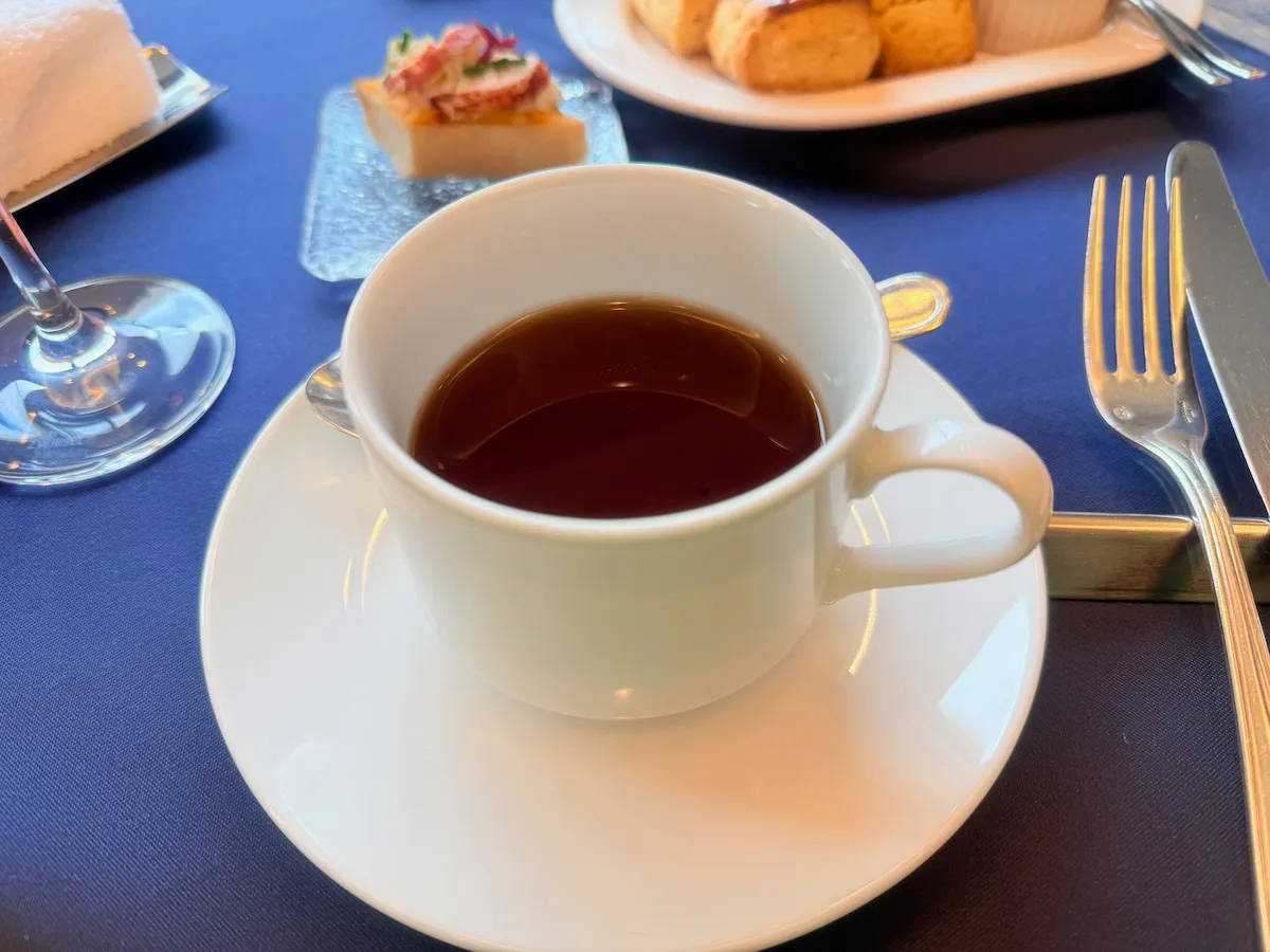 コンラッド東京 桜ストロベリーアフタヌーンティー with ロンジン紅茶