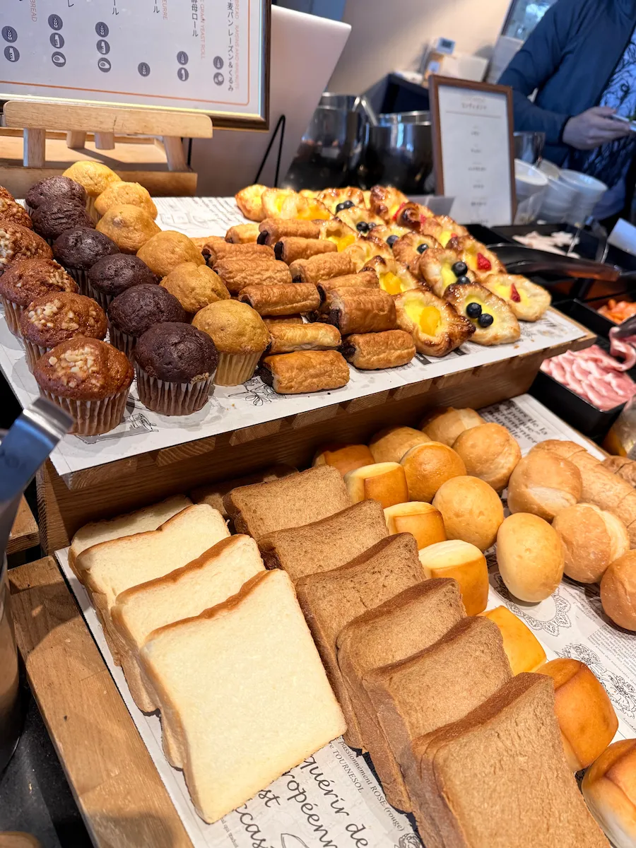 コートヤードバイマリオット新大阪の朝食ビュッフェ（パン）
