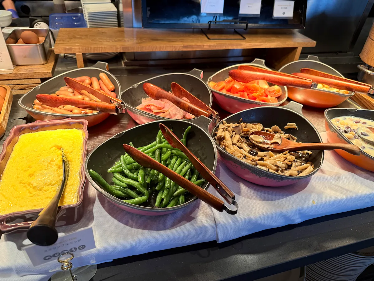 コートヤードバイマリオット新大阪の朝食ビュッフェ（キノコなど）