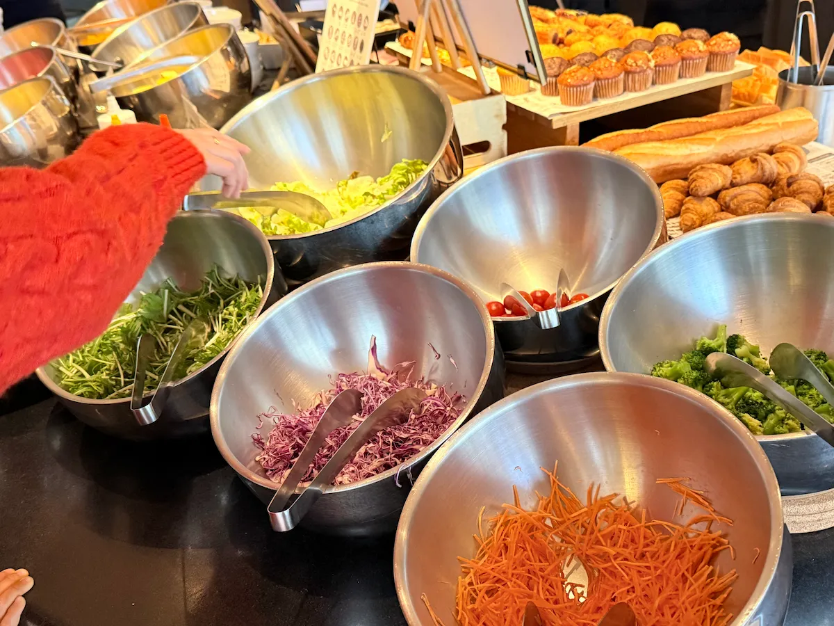 コートヤードバイマリオット新大阪の朝食ビュッフェ（サラダ）