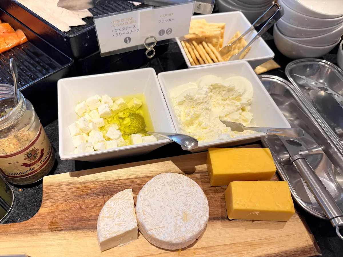 コートヤードバイマリオット新大阪の朝食ビュッフェ（チーズなど）