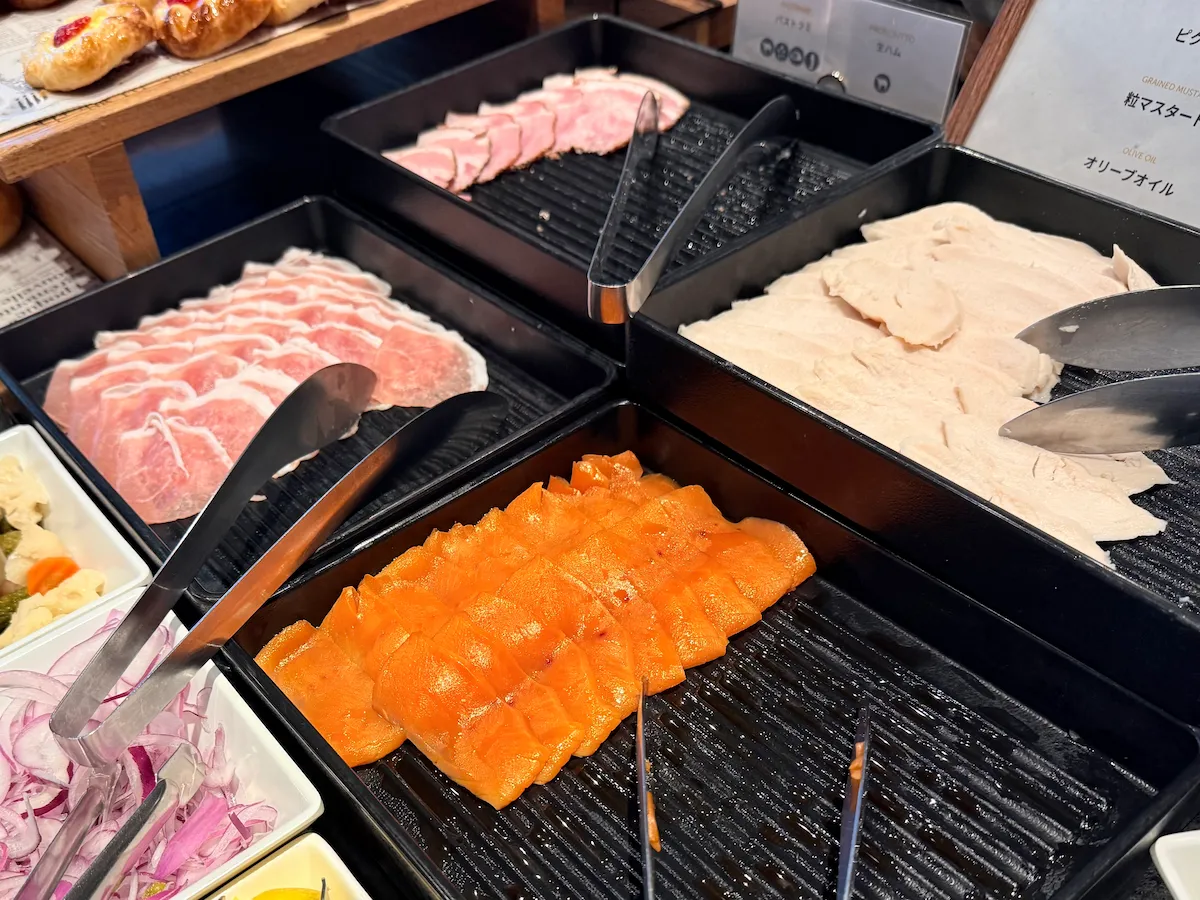 コートヤードバイマリオット新大阪の朝食ビュッフェ（スモークサーモンなど）