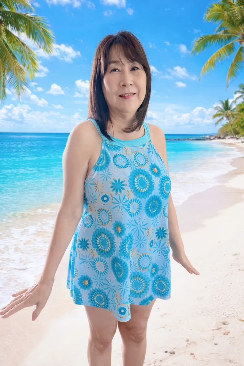 60代ハワイ旅行用体型カバー水着（水色）着用