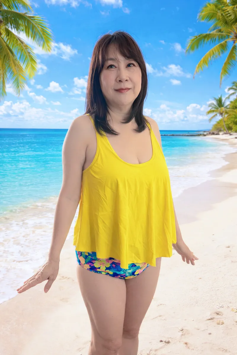 60代ハワイ旅行用体型カバー水着（黄色）着用写真