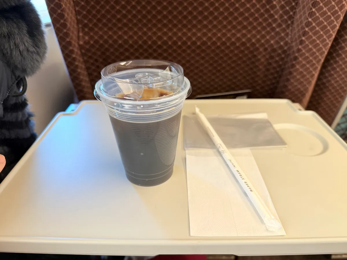 新幹線のグリーン車でアイスコーヒー