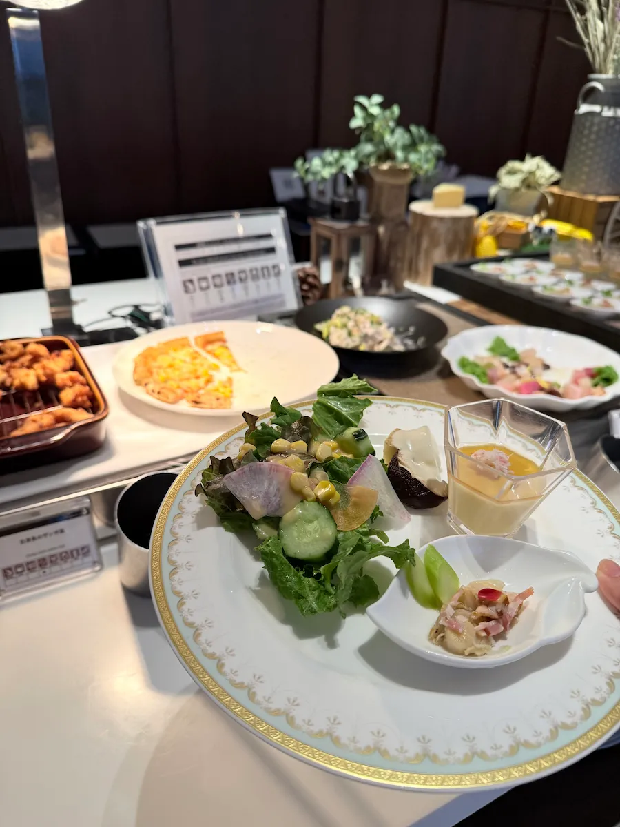 大磯プリンスホテル・ディナービュッフェ・ビュッフェ北海道フェアお皿に盛りつける様子
