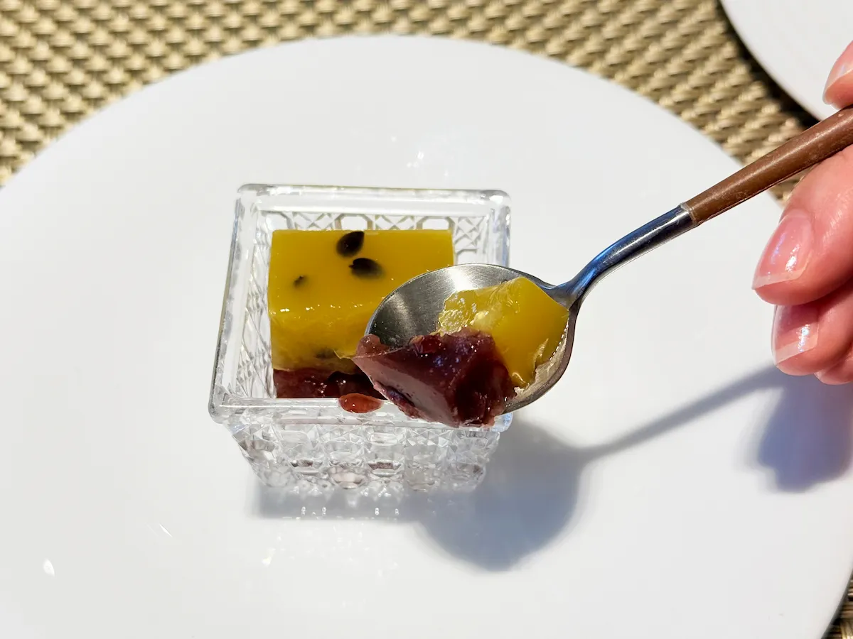 パッションフルーツの水羊羹 酸味と小豆の風味のコンビネーション