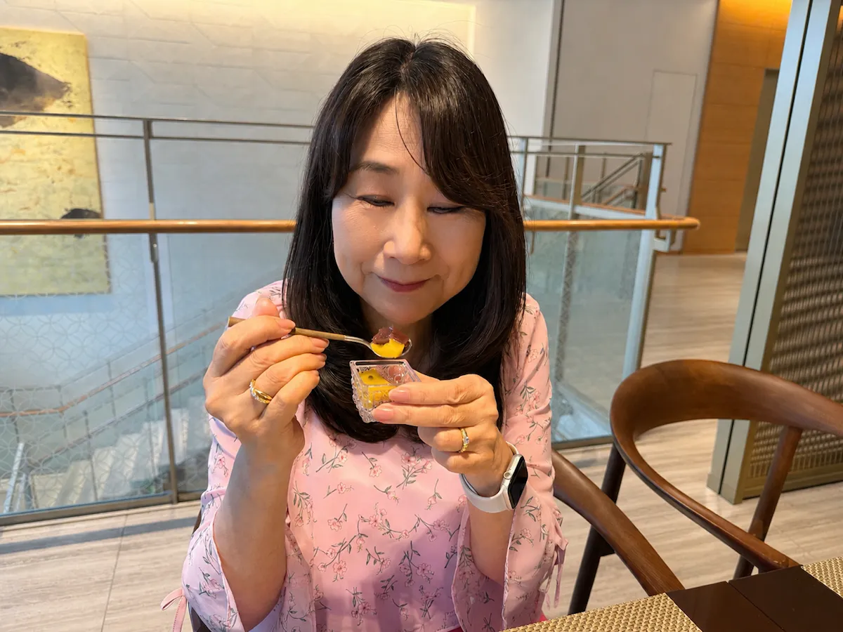 パッションフルーツの水羊羹を食べる編集長