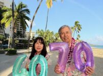 ヒルトンハワイアンビレッジのビーチエリアで結婚４０周年記念写真（虹がかかる）