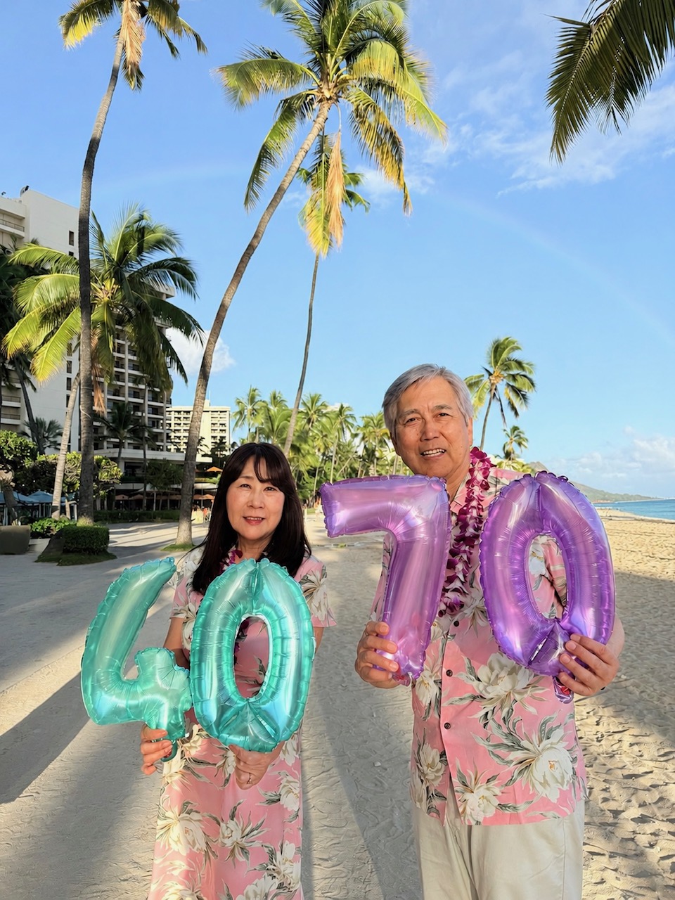 ヒルトンハワイアンビレッジのビーチエリアで結婚４０周年記念写真（虹がかかる）