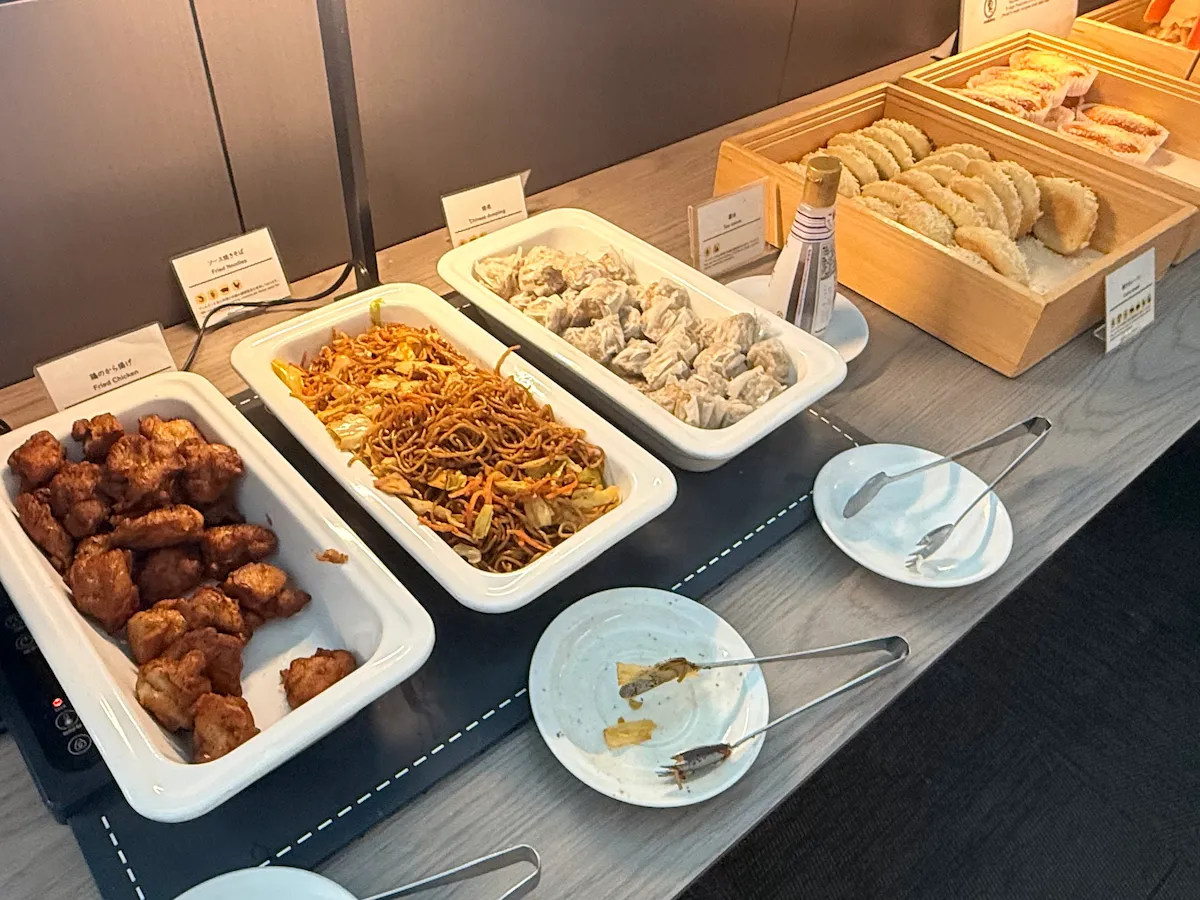 羽田空港スカイラウンジの軽食（からあげ、焼きそばなど）