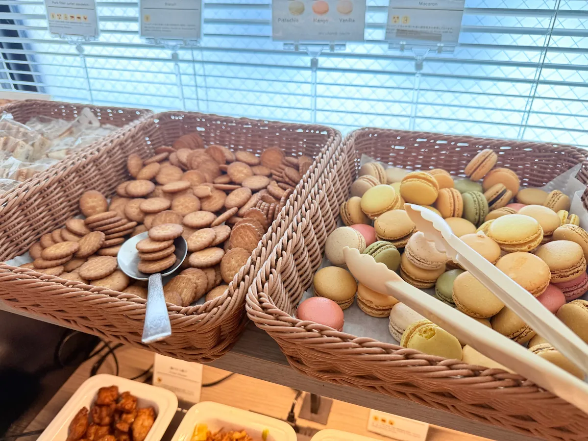 羽田空港スカイラウンジの軽食（マカロンなど）