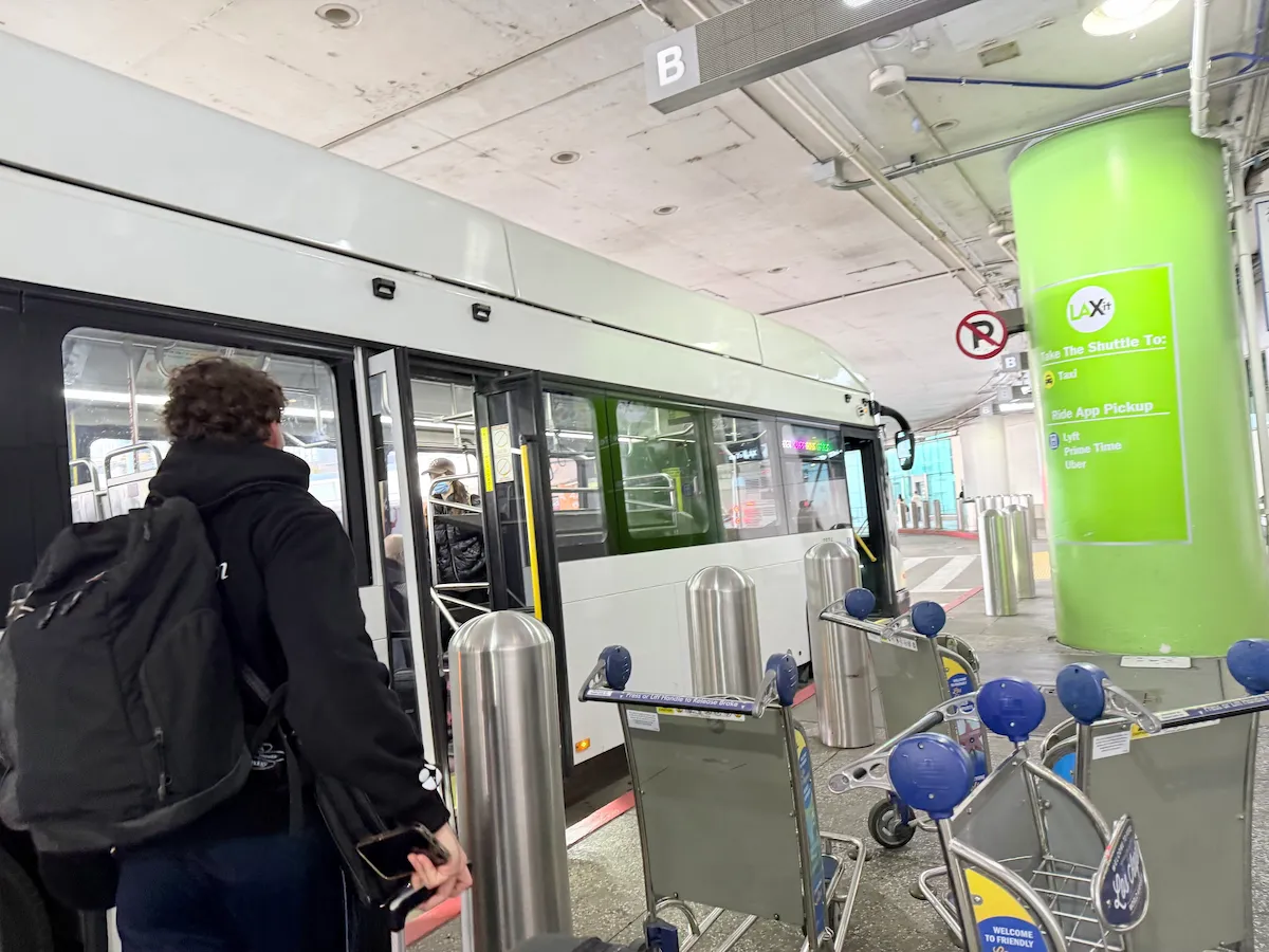 ロサンゼルス国際空港シャトルバス