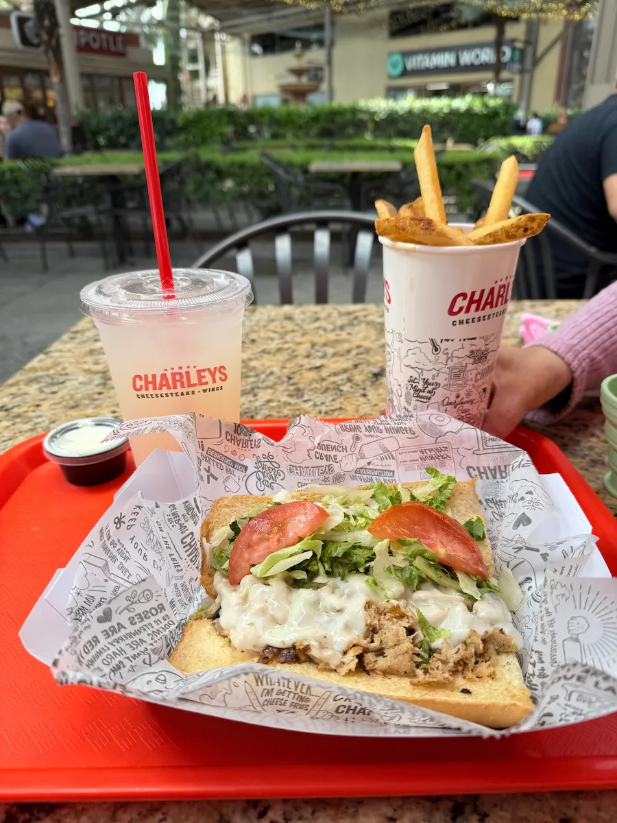 チーズサンドCHARLEYS PHILLY STEAKS（シタデルアウトレット）