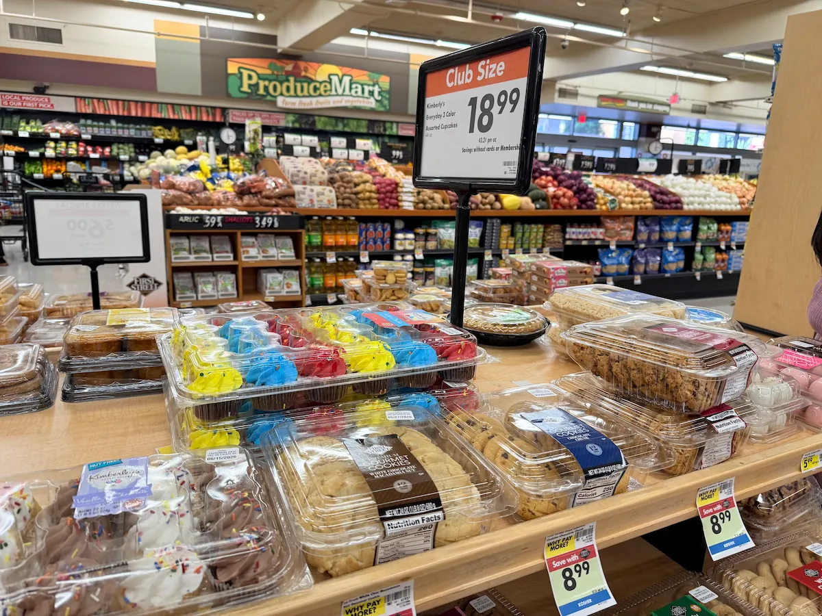 ロサンゼルス・ダウンタウン・スーパーSmart & Finalカラフルなカップケーキ18個入り$18.99のベーカリーコーナー