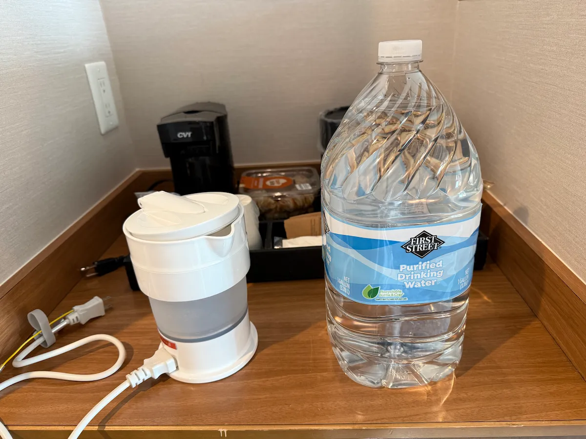 コートヤードバイマリオットLAライブ客室(スーパーで購入したお水と折り畳み電気ケトル)