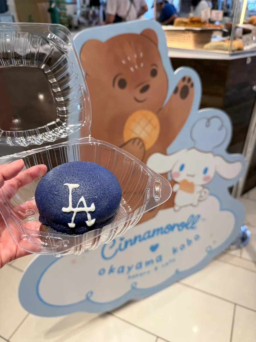 ドジャースの帽子の形をしたパンOkayama Kobo Bakery & Cafe DTLA