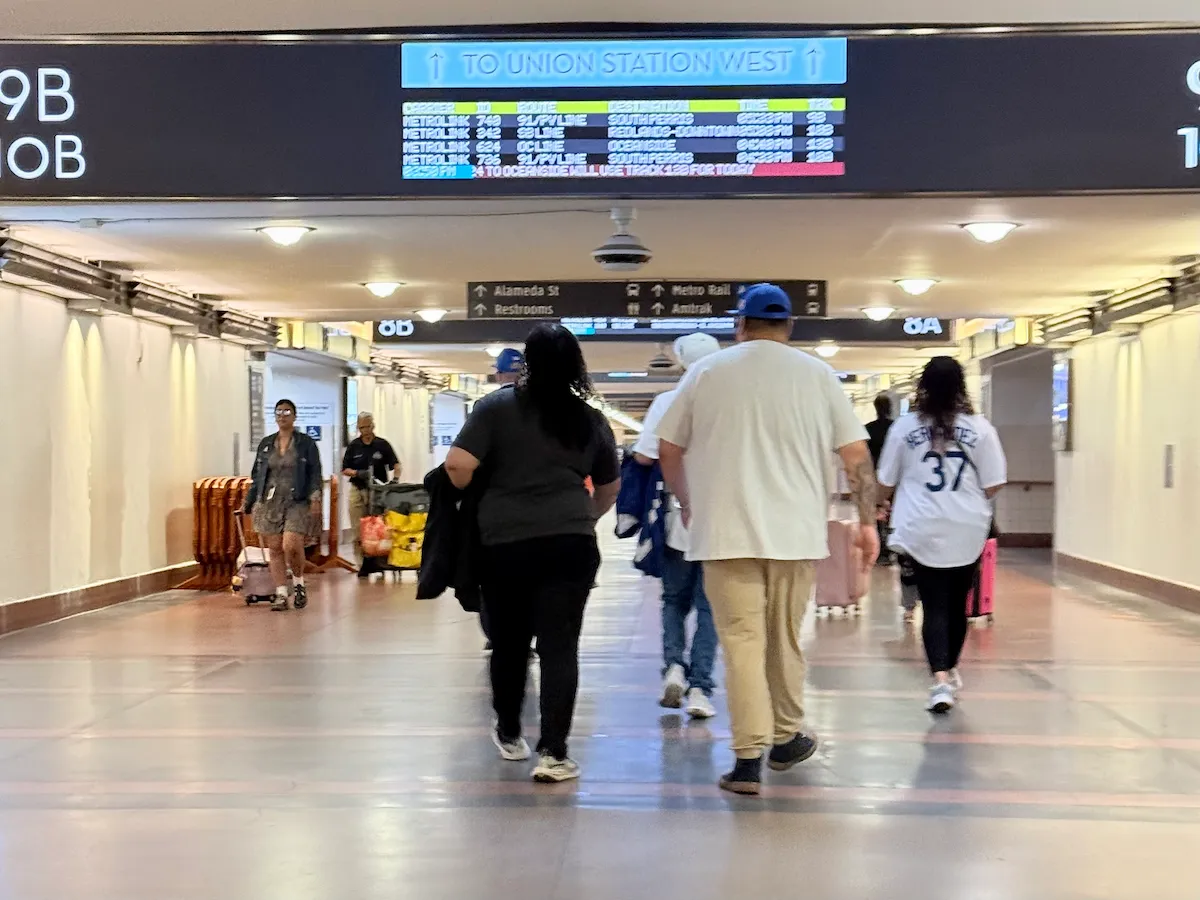ユニオン駅から無料シャトルバスへ。ウエスト（西口）を目指そう