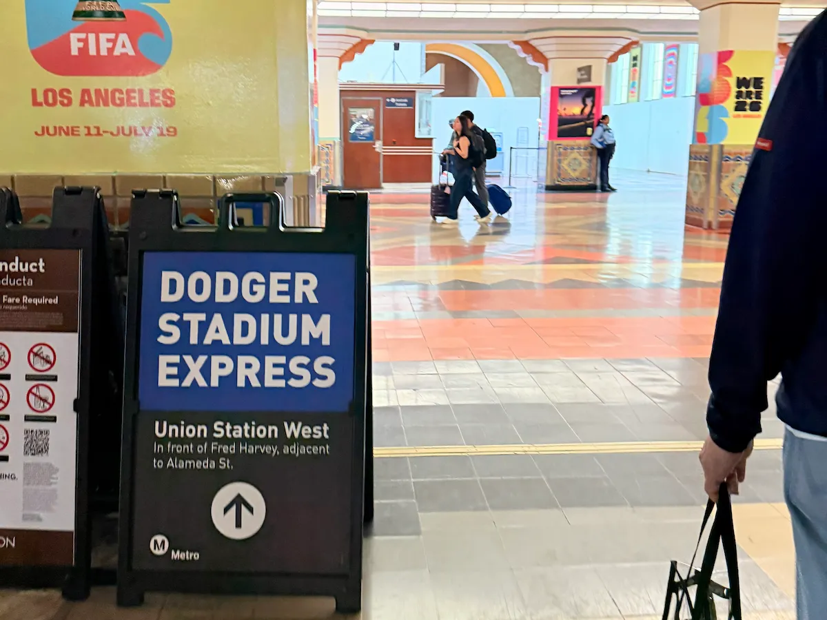 ユニオン駅から無料シャトルバスへ。ウエスト（西口）へ。看板あり