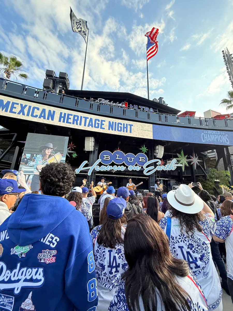 ファンでにぎわうドジャーススタジアム