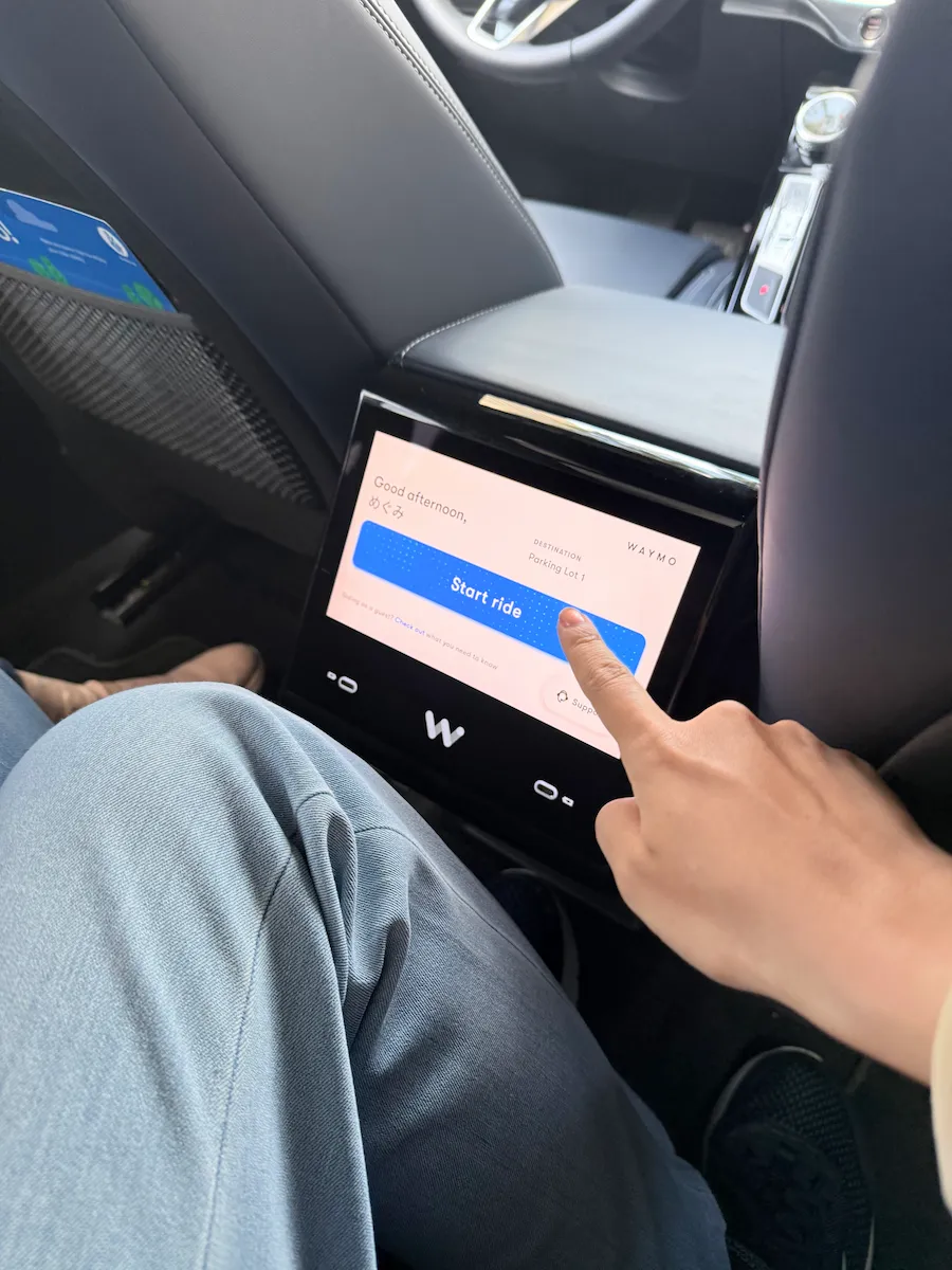 社内のタッチパネル(ロサンゼルスで無人タクシーWAYMOに乗る)
