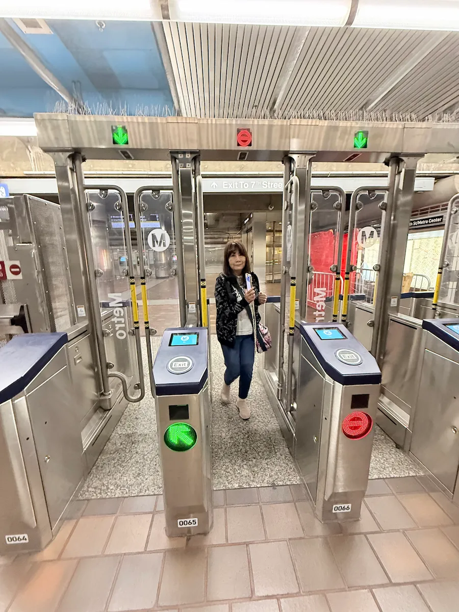 7th St/Metro Center駅の改札