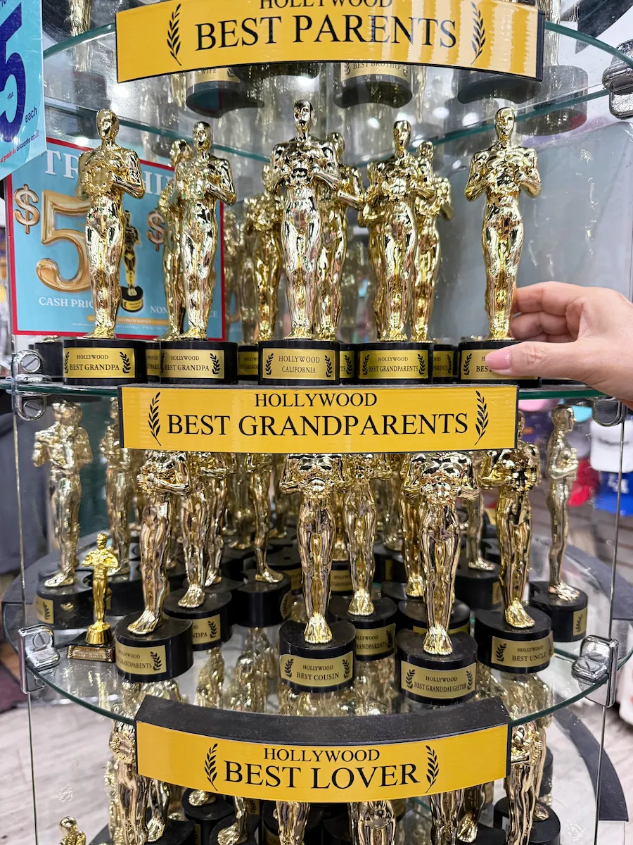 ハリウッド5ドル均一のお土産ショップのオスカー像レプリカ
