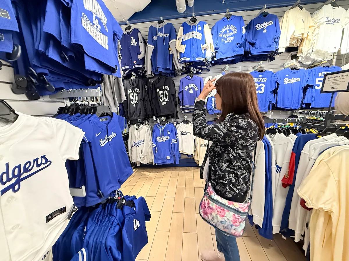 ドジャースクラブハウスハリウッド店内