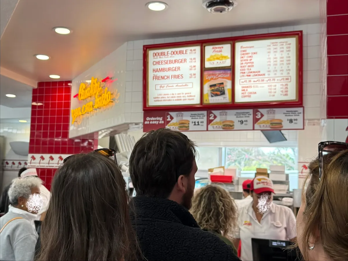 インアウトバーガーハリウッド店内