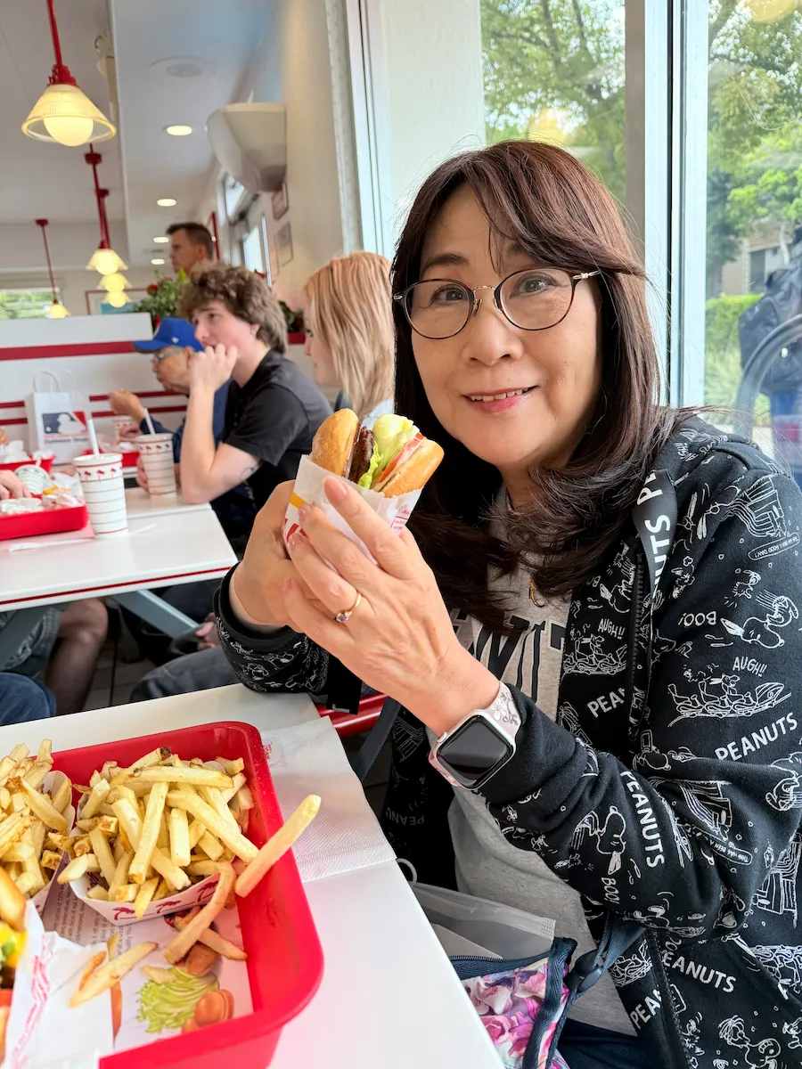インアウトバーガーチーズバーガーセットと60代ままリン