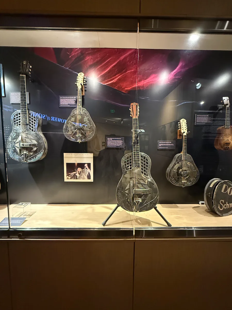 グラミーミュージアム・ギターの展示