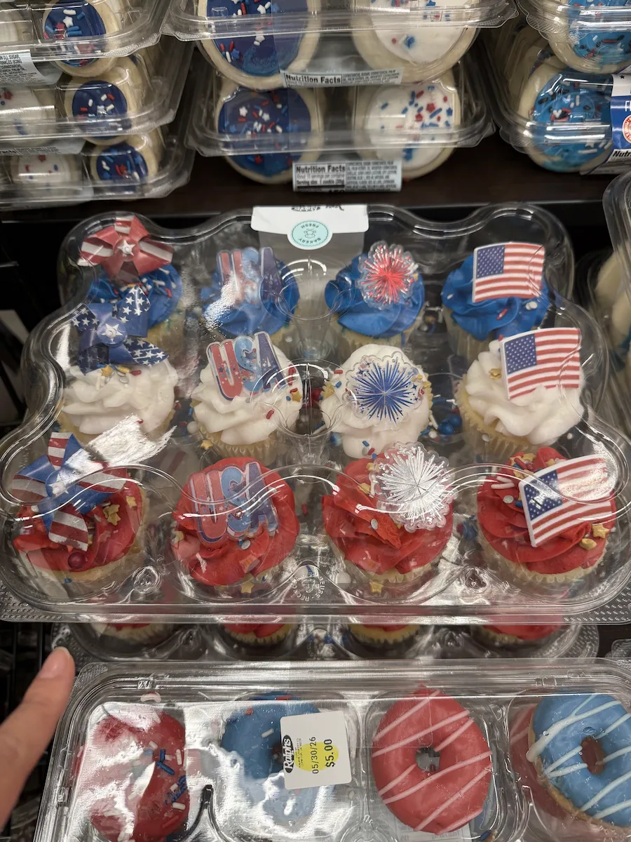 星条旗デザインのUSAカップケーキ。アメリカらしさ全開でかわいい！