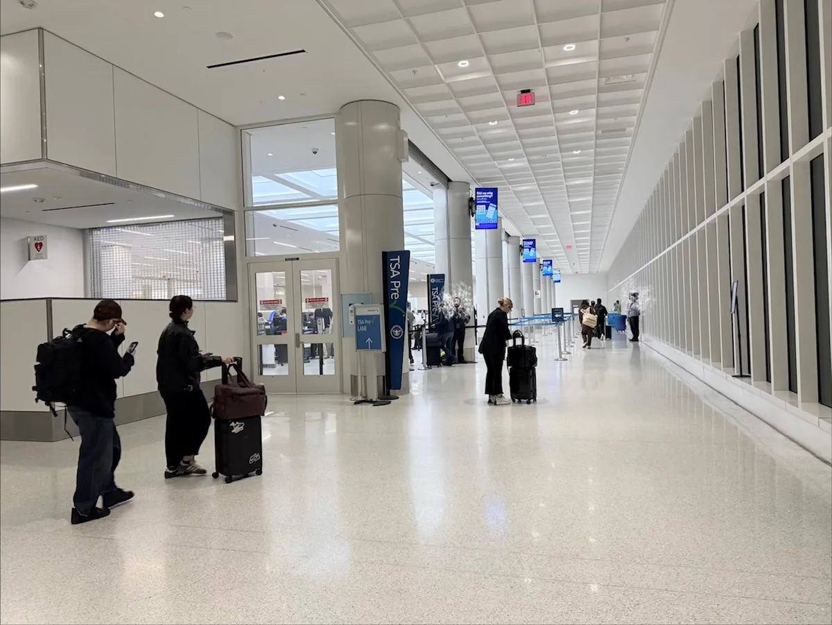 空港に到着したらすぐに保安検査場