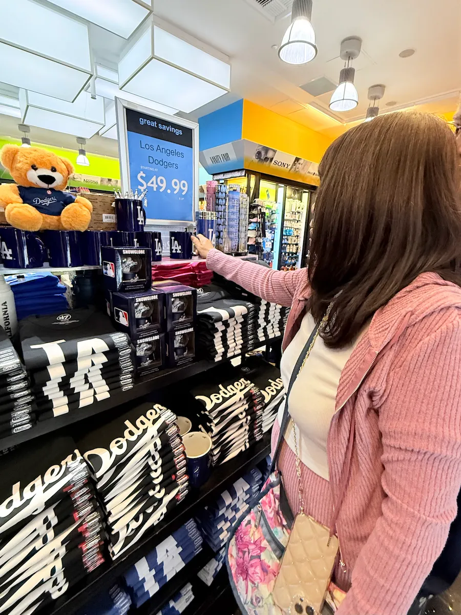 ロサンゼルス空港の売店で見つけたドジャースグッズ