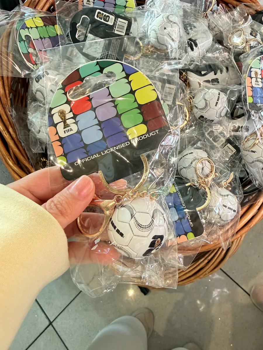 ロサンゼルス空港の売店で売ってたFIFAワールドカップグッズ(キーホルダー)
